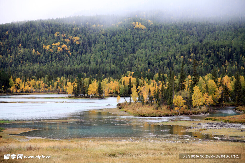 秋日山林湖畔美景