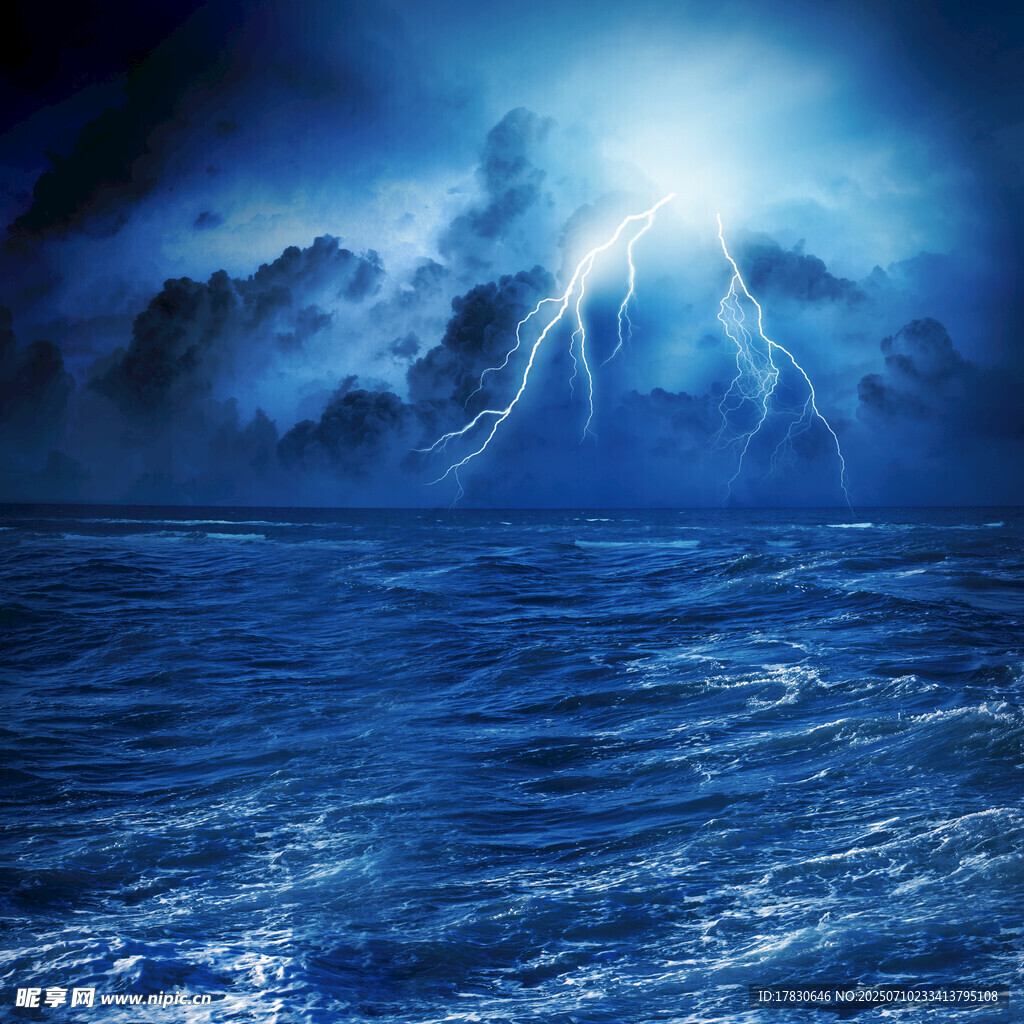 海上闪电风暴壮观景象