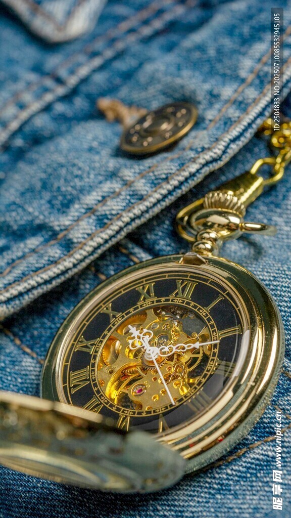复古怀表置于牛仔布上