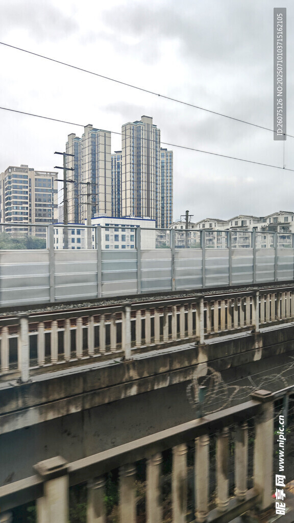 城市铁轨旁的建筑景观