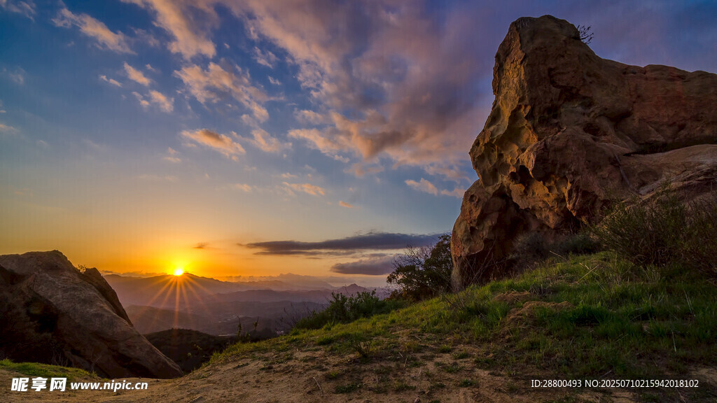 日落时分的壮丽山景