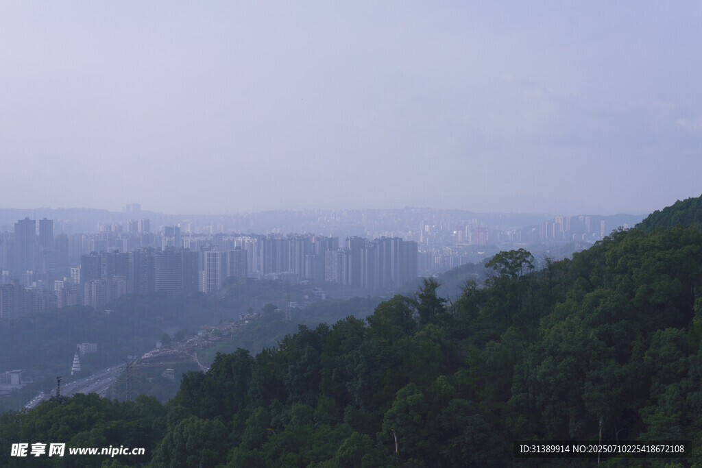山林之上的城市远景