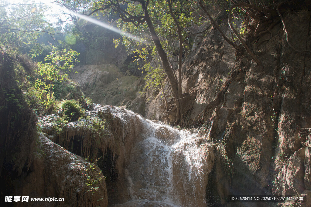 山间瀑布 阳光洒落美景