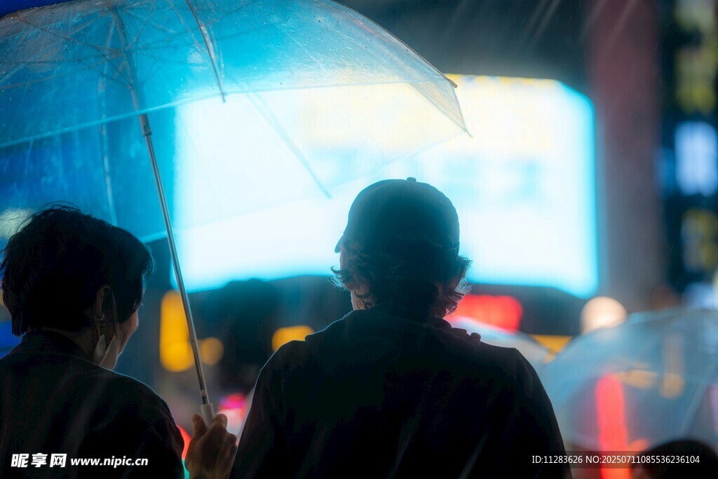 雨夜街头的两人身影
