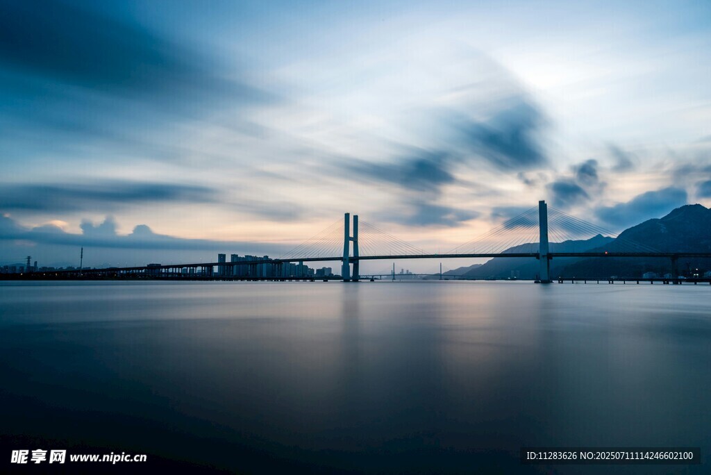 海上大桥与梦幻天空美景