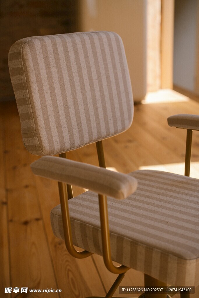 条纹复古扶手椅