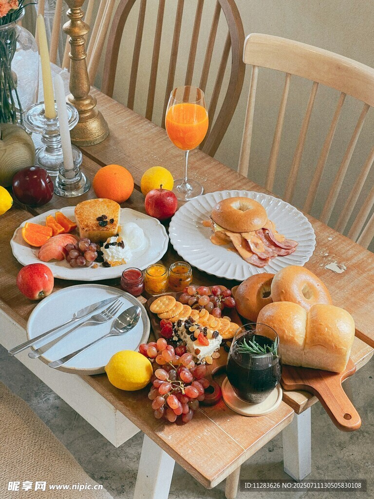 丰盛早餐摆放在木质餐桌上