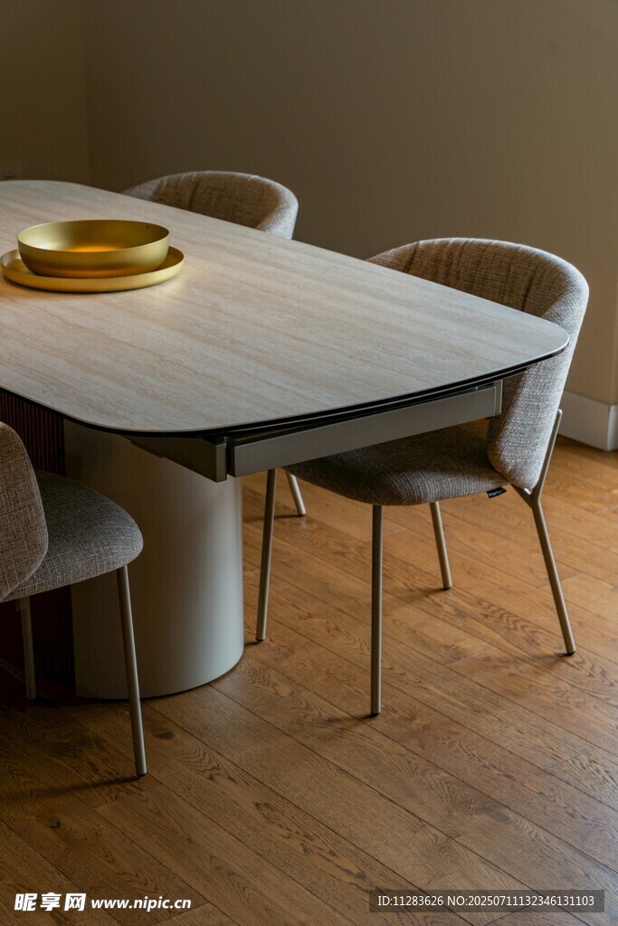 简约现代风格餐桌椅组合
