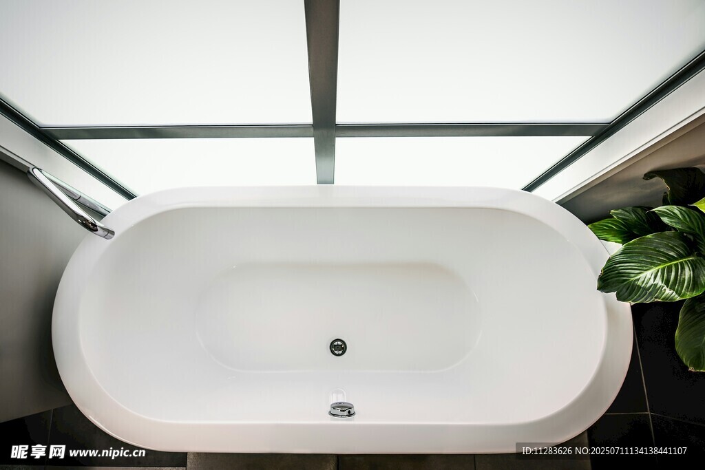 简约现代风格独立式浴缸