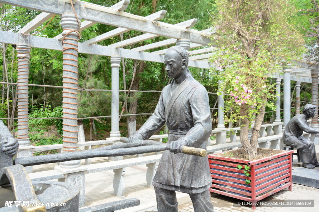 园林中的劳作人物雕塑