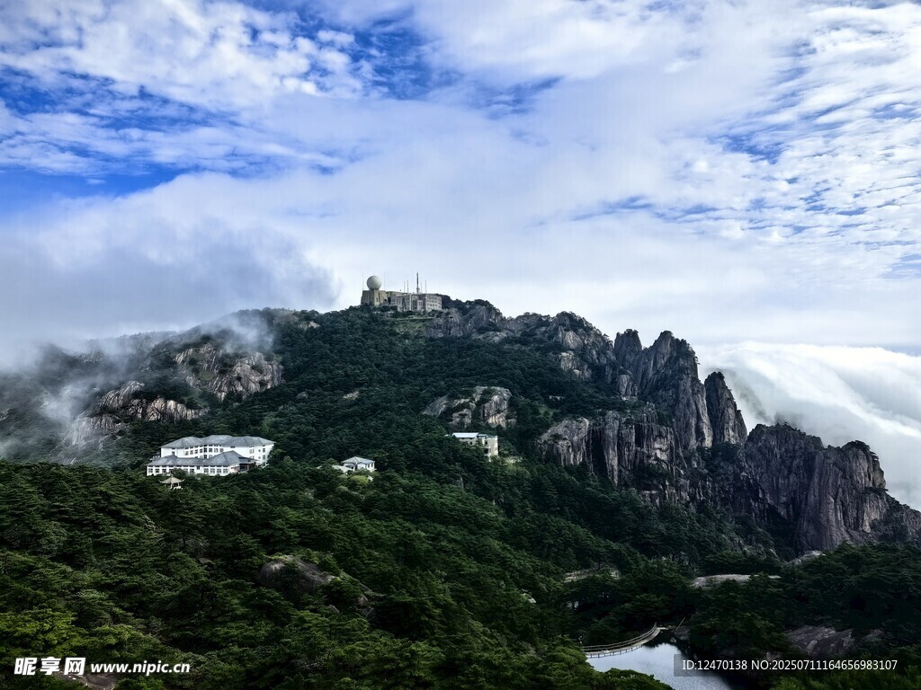 云雾缭绕的壮美山峦
