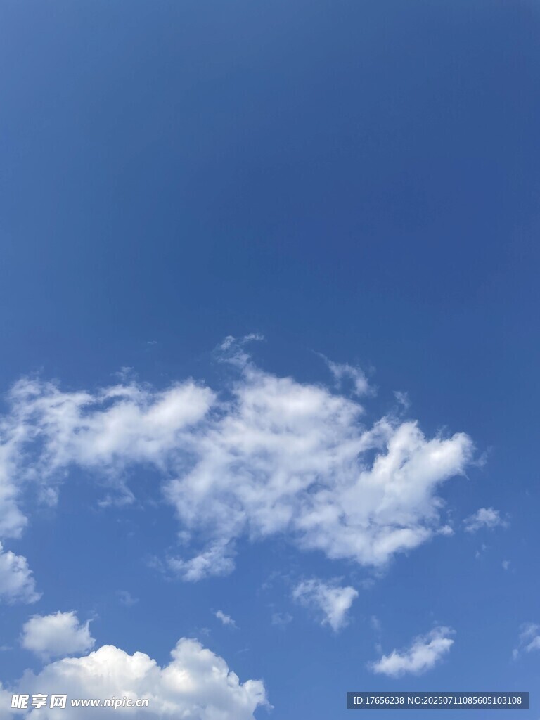 晴朗蓝天飘着几朵白云