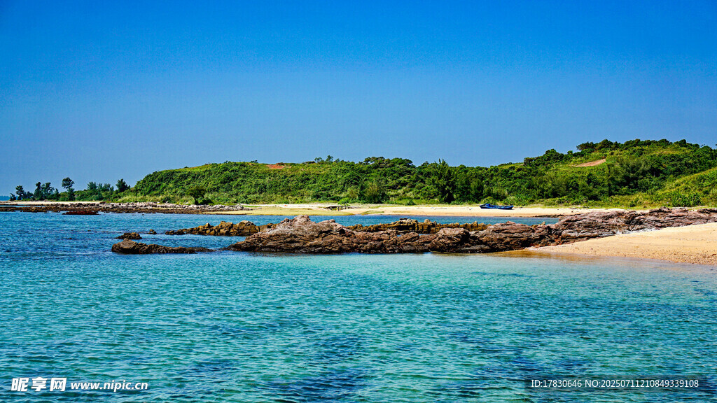 广西北海防城港怪石滩海上赤壁