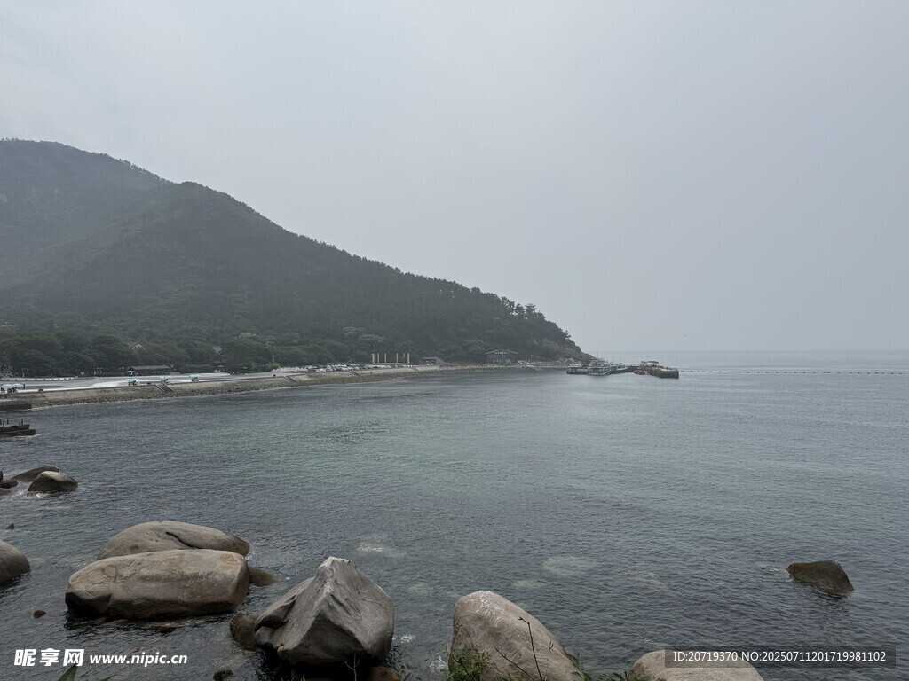 海边礁石与远山风景