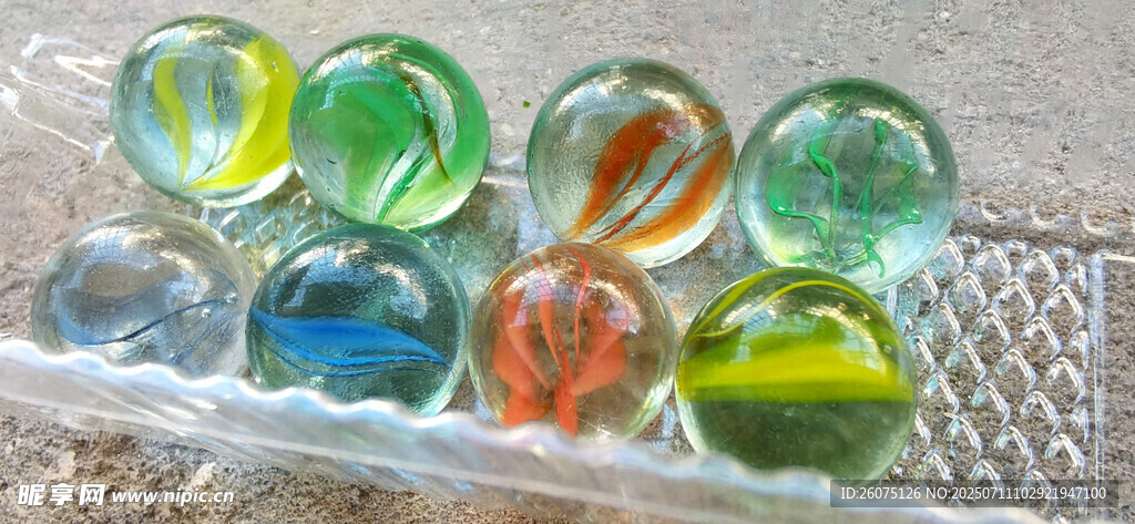 多彩玻璃弹珠整齐排列