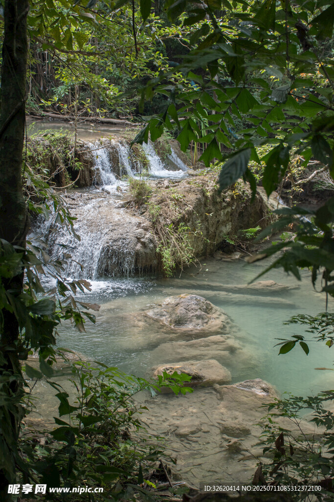 山林间的清幽溪流瀑布