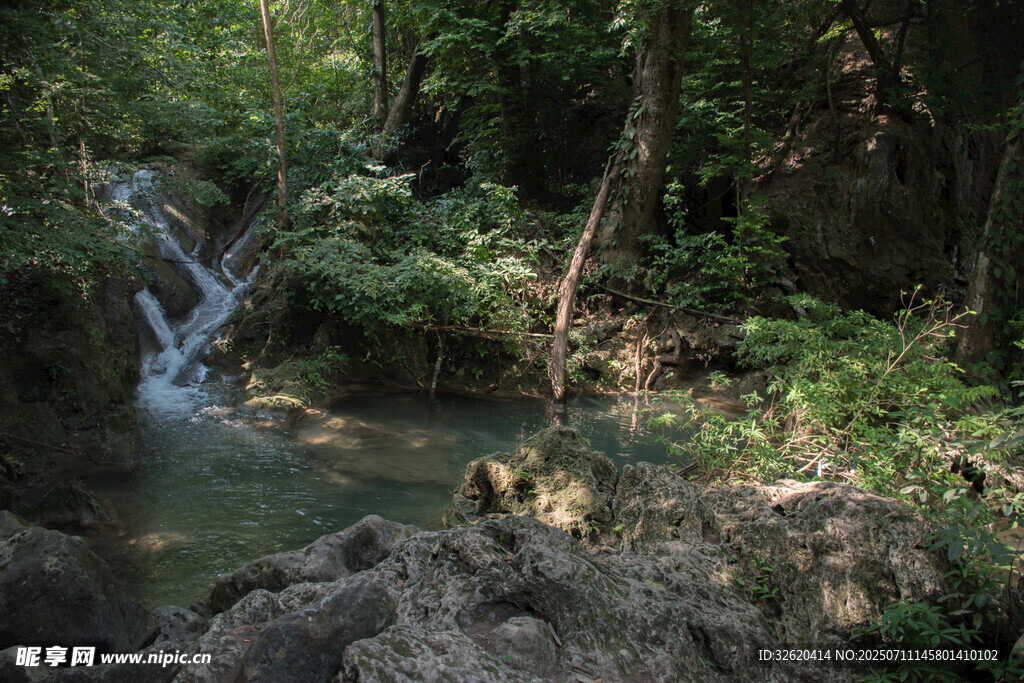 山林间的清幽小瀑布
