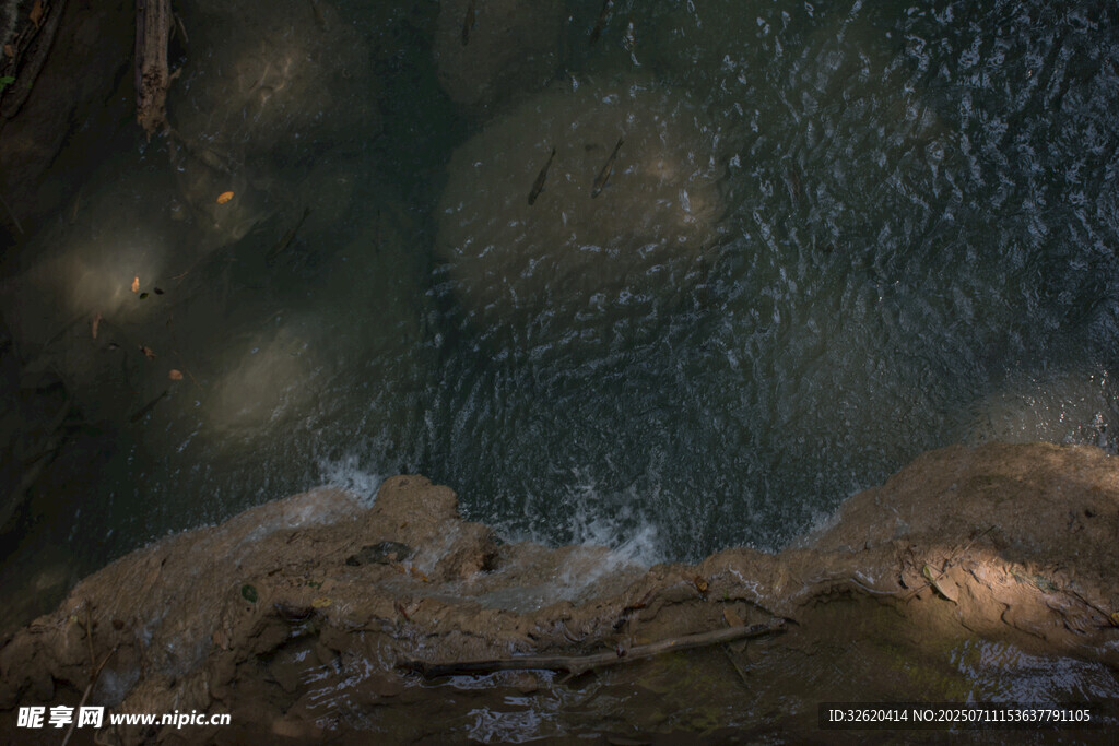 山间溪流溅起晶莹水花