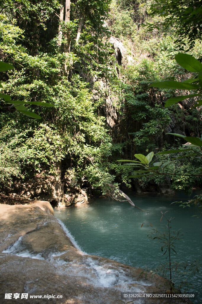 山林中的清澈幽潭