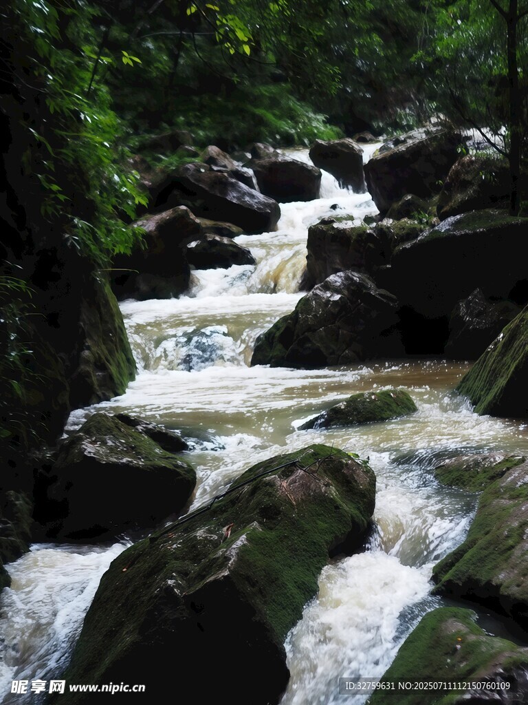 山间溪流穿石而过