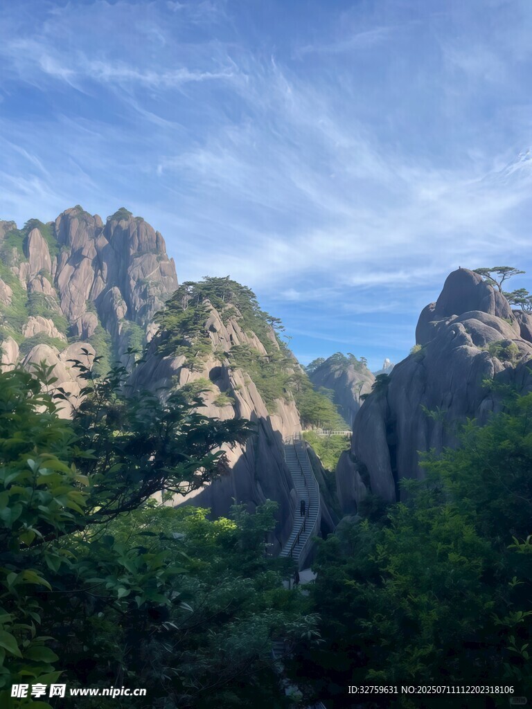 壮丽山景与蓝天绿树