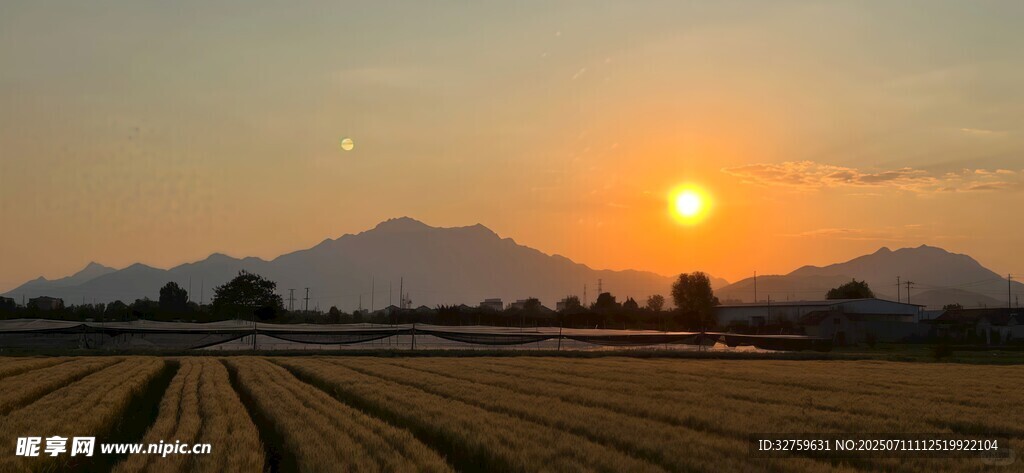田野上的壮丽日落美景