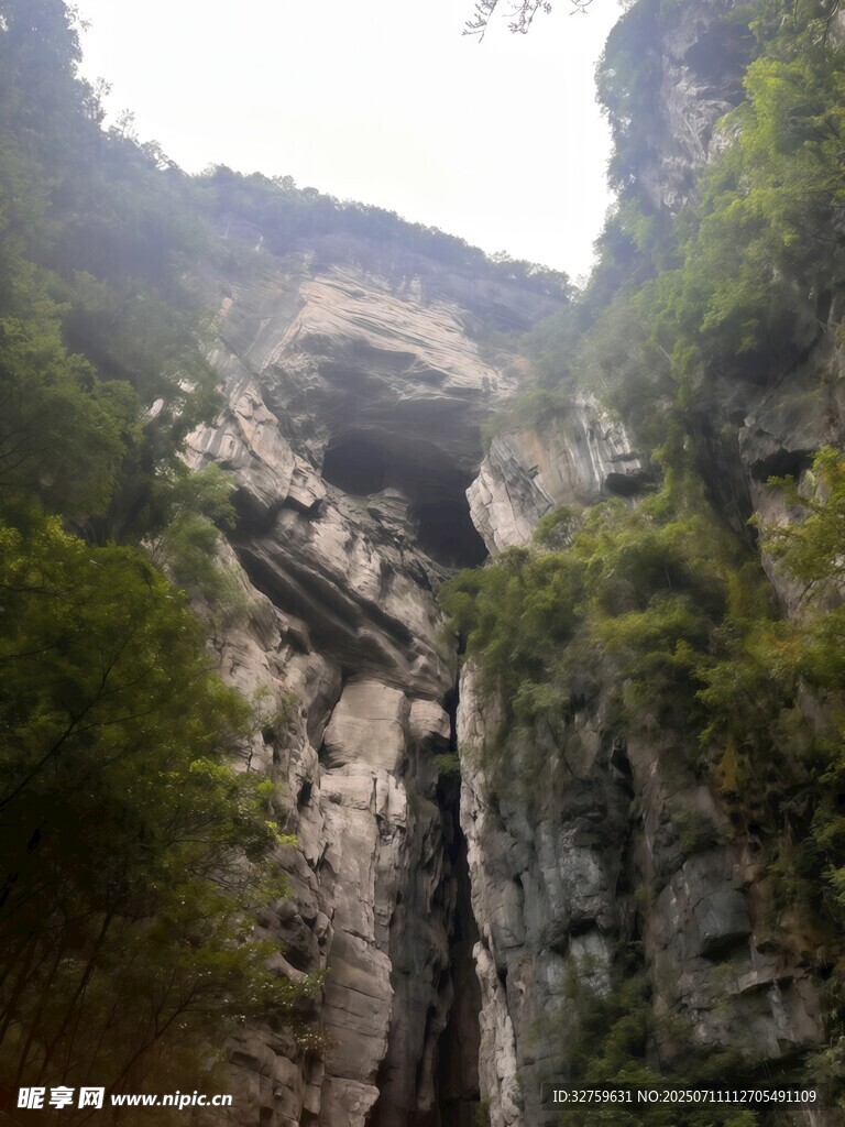 山间壮丽瀑布景观