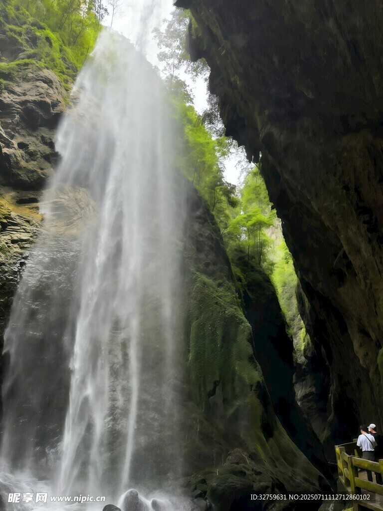 山间瀑布倾泻而下