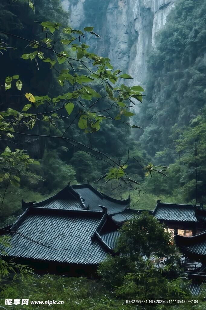 山间古居伴飞瀑
