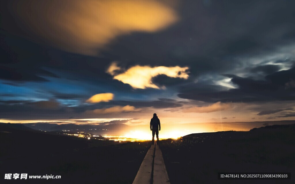 夕阳下独行者的远方之路