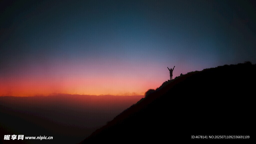 山顶剪影日出前的孤独身影