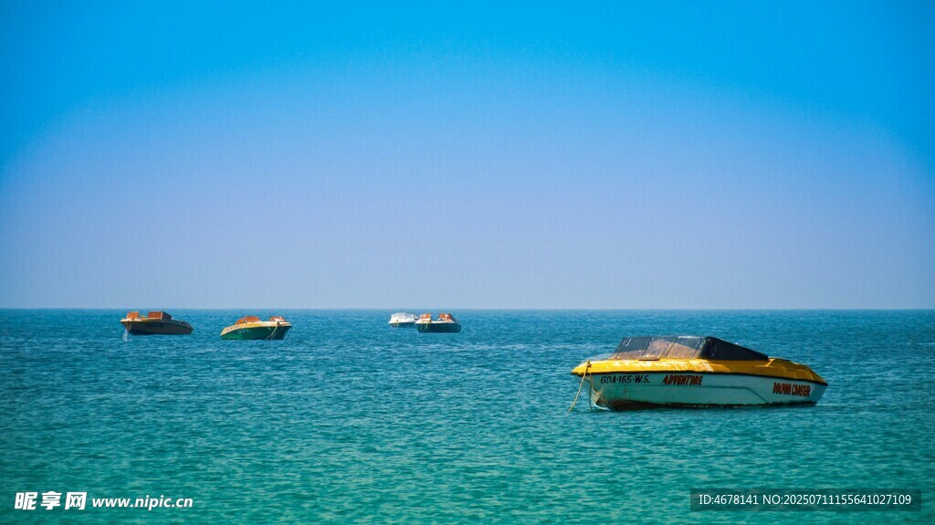 碧海之上的多彩船只