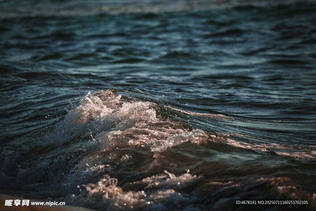 海浪翻涌的美丽瞬间
