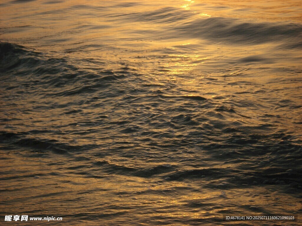 金色海面的波光粼粼