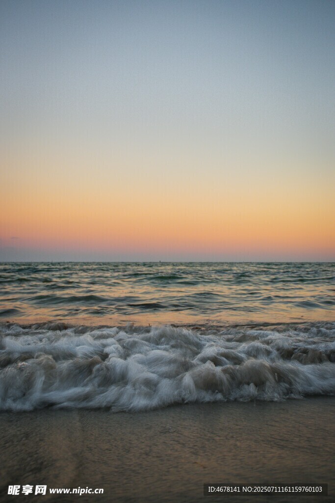 海边日落海浪轻拍沙滩