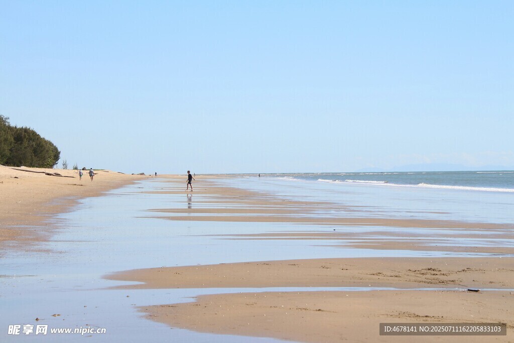 宁静海滩漫步于柔软沙岸