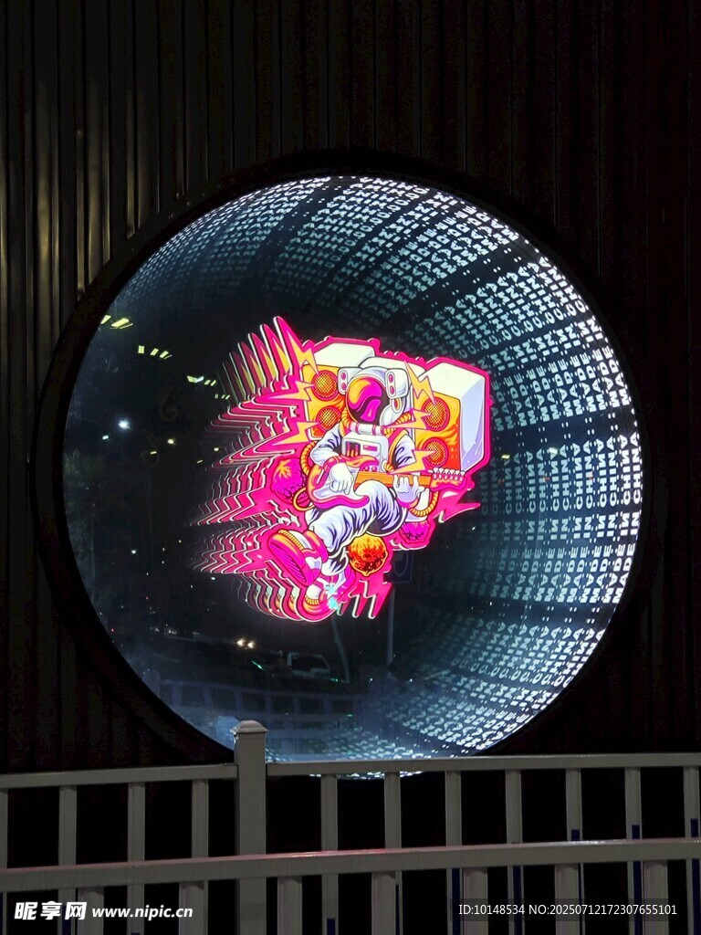 绚丽灯光下的卡通图案