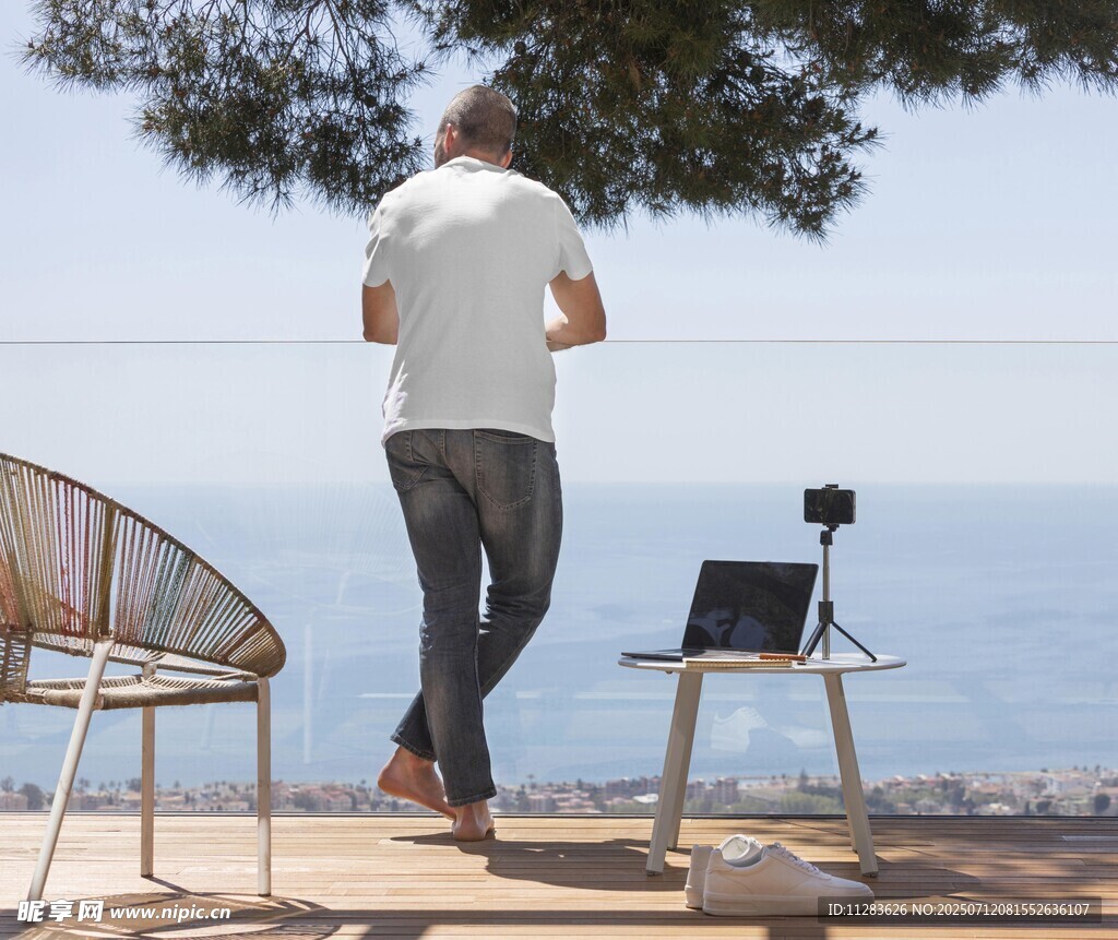 户外男子专注拍摄场景