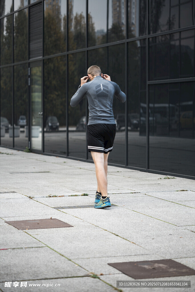 户外女子活力奔跑瞬间