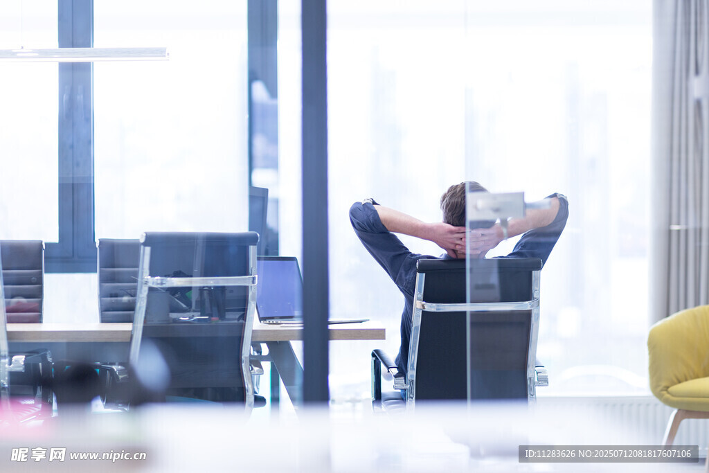 办公室里放松的上班族