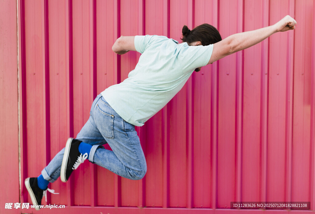 男子跃起撞向粉色墙面