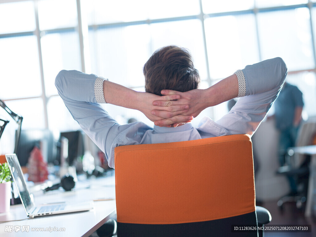 办公族惬意后仰放松时刻