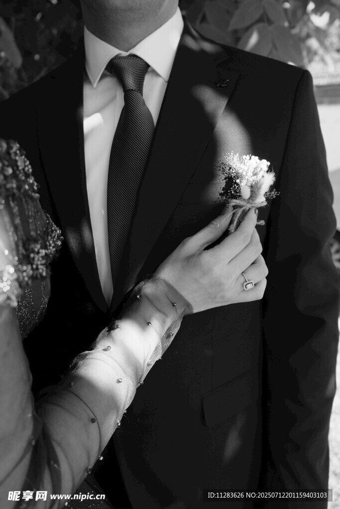 新娘挽着新郎的臂弯