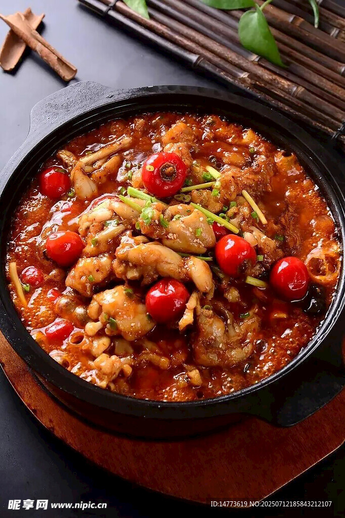 美味香辣牛蛙锅