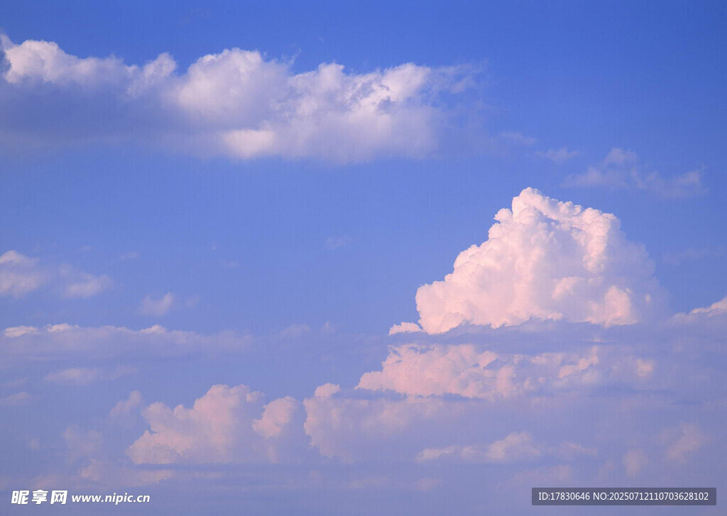 蓝天中的梦幻云朵