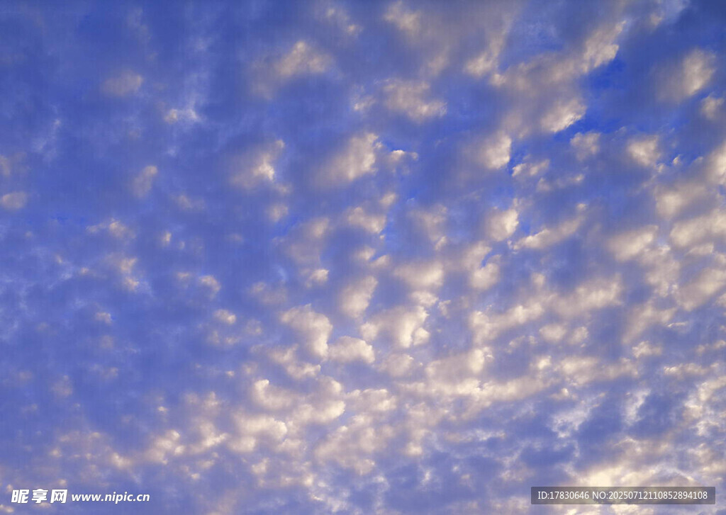 蓝天中的蓬松云朵