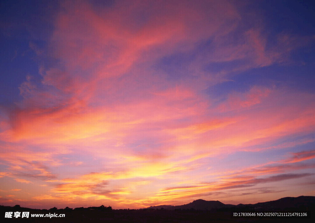 绚丽晚霞下的壮美天际线