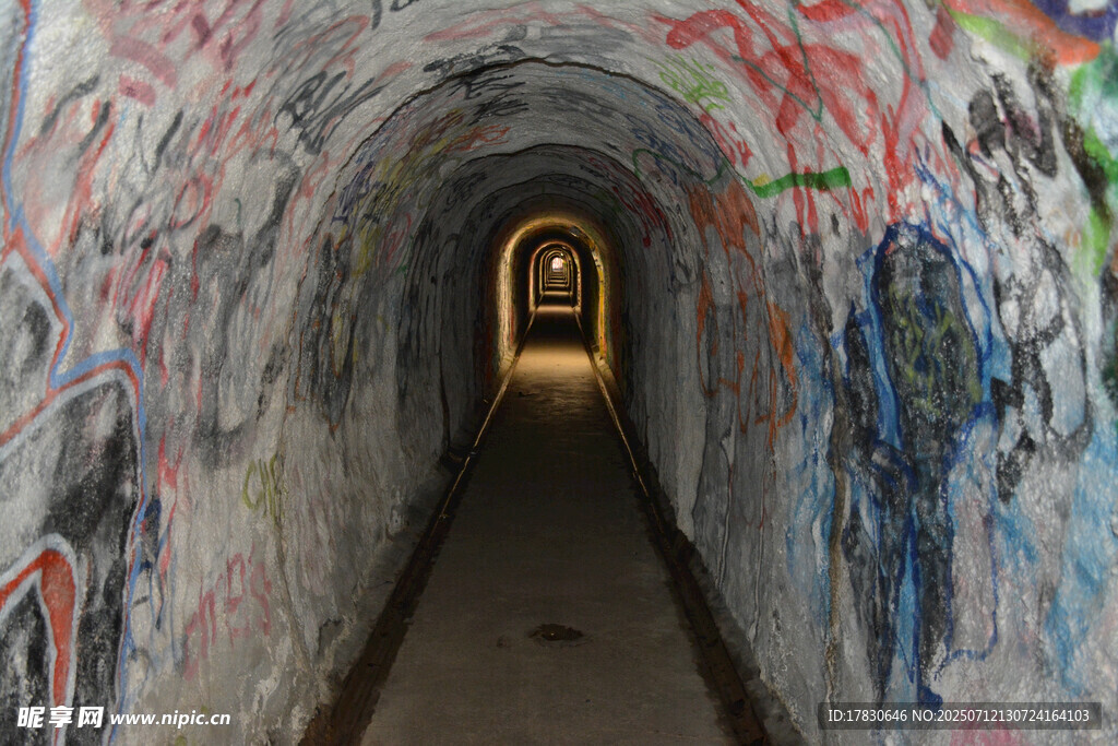 涂鸦隧道尽头的神秘光亮