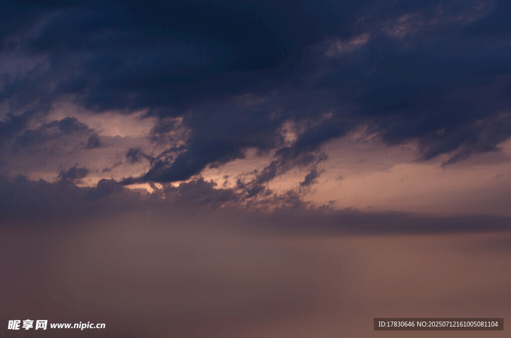 黄昏时分的梦幻云层