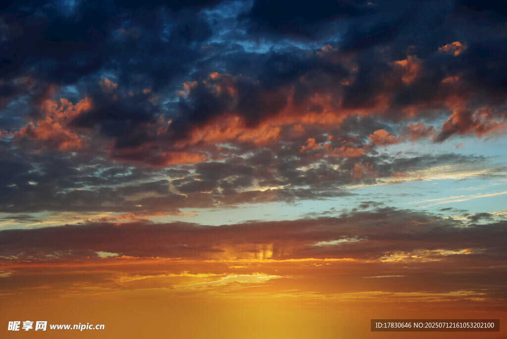 壮丽天空下的绚烂日落